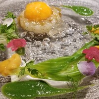 しまなみふれんち Murakami - ④真鯛(愛媛県魚島産)のタルタル、美豊卵の冷凍卵黄載せ、塩水蝦夷馬糞雲丹&うるい&アスパラガス添え
                    蝦夷馬糞雲丹の産卵期は夏～秋、旬は初夏～夏
                    雲丹は舌の上に置いて5秒ホールドすると種類が分かります