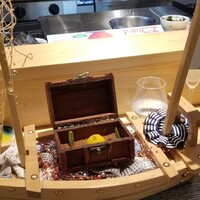 しまなみふれんち Murakami - ⑤フォアグラの蜜柑ゼリー包み
                      村上水軍の海賊船を模した演出に宝箱
                      その宝箱の中に蜜柑が１つ
                      如何にも愛媛らしい演出です