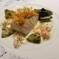 しまなみふれんち Murakami - ⑦鰆(愛媛県魚島産)のソテー&オーブン焼き、マスタード&白ワイン&出汁のブレンドソース、筍のバジルソース和え、若布の柑橘ビネガーマリネ
                    2kg前後の鰆みたいだし脂のりが大人しいからソースが勝っちゃうな