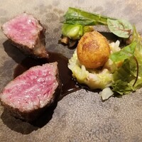 しまなみふれんち Murakami - ⑧黒毛和牛(鹿児島県産)ロースの炭火焼きステーキ(レア)、赤ワインソース、モリーユ茸、春キャベツのマリネ、馬鈴薯コロッケ添え
                    モリーユ茸が味が濃くて印象的
                    春キャベツも馬鈴薯コロッケも良い脇役