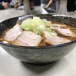 麺房マービン - 味噌豚骨チャーシュー麺
            横から