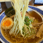 Chuuka Soba Marufuku - 角刃切り中細麺は高加水でモッチリ、スープを含みやすく塩スープとの相性・バランス良し