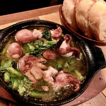 ニカド グリル+ロースト キッチン - イイダコと菜花のアヒージョ