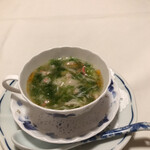 礼華　青鸞居 - 白虎１２１００円。ズワイガニと生海苔の雲呑スープ。ティーカップのサイズで登場です。雲呑は肉雲呑。蟹と海苔はスープに旨味と風味を加えています（╹◡╹）