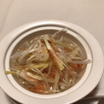 礼華　青鸞居 - 白虎１２１００円。桜エビと香り葱のスープ麺。透き通ったスープ、桜エビ、葱、細い麺と、旨味は重なっていながらサッパリといただけます（╹◡╹）