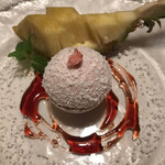 礼華　青鸞居 - 白虎１２１００円。桜のアイスとムース。桜のアイスとムース。上半分がムース、下がアイスの球体になっています。とても美味しかったです（╹◡╹）