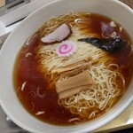 大勝軒 - 中華そば800円(税込)洗面器サイズの器に麺がたっぷり多分２玉！
            煮干し醤油スープは若干の酸味と苦味を感じられ、ノスタルジーな一杯に仕上がっています。
            柚子が一辺 底に沈んでいて風味良かったです