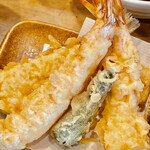 天扶良まるやま - エビは2本ついてます　隠れているのは鱚です