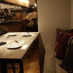 山猫バル - 開放的な店内