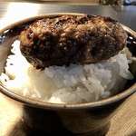 挽肉と米 渋谷 - 最初は下味付きのハンバーグが提供されスタッフさんにそのままお食べ下さいと言われ