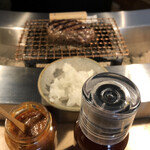 挽肉と米 - 2個目のハンバーグは鬼おろしとポン酢が提供される