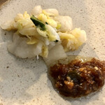 挽肉と米 - 漬物と食べる醤油を別皿に