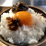 挽肉と米 - ハンバーグオンザライスに卵黄と食べる醤油を添えて