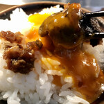 挽肉と米 - 卵黄をハンバーグにからめて楽しむ