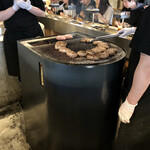 挽肉と米 - カウンター内で挽肉を炭火焼き