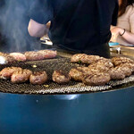 挽肉と米 - 焼き立てで提供されます