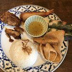 ハロハロ - セットの左側より、タンドリーチキン、海老の揚げ春巻きチリソース、生春巻き、揚げ春巻き、海老せんべい。ジャスミンライス日本米混合。\( ˆoˆ )/