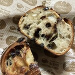 パンやきどころ RIKI - リュスティック生地に、チョコチップを練り込み、マカダミアンナッツがゴロゴロ！