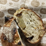 パンやきどころ RIKI - 鳴門金時やドライリンゴ、レーズンをたっぷり！