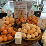 喜三郎農場 - 店内│生卵：食べたいものを自分でピックアップ