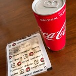 CRISPY CHICKEN n’ TOMATO  - サービスの缶コーラと大根の酢漬け