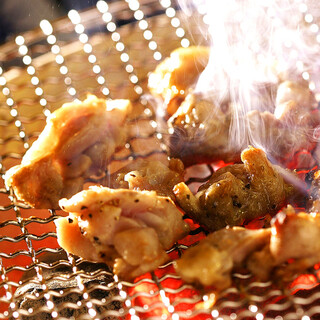 香脆芳香的鸡肉烤肉和鸡肉生鱼片，新鲜感十足！