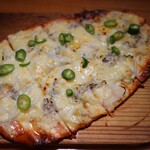 チャコールスタンド ベンテン - しらすと青唐辛子のピッザ