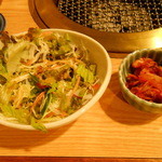 Yakiniku Izakaya Tonton - ランチのサラダ、キムチ