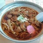 羅亜～麺 加藤屋 - ホルモンラーメンの醤油。ラーメンか期待どおりの旭川の面で美味しかったです。