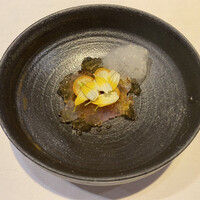Hirovanna - 豊浜産メバル、トマトベースのコンソメジュレに魚醤、泡はレモン、春菊の花