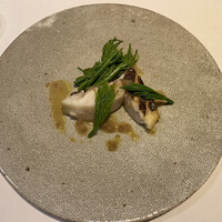 Hirovanna - 真鯛の炭火焼き、鯛のアラからとった出汁を加えたバーニャカウダーソース