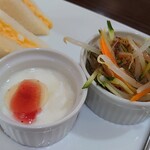 待屋 - ●モーニングサービスBセット（無料）サラダとヨーグルト