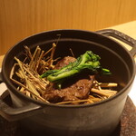 RISTORANTE IL NODO - ストウブ鍋で藁とともに燻された短角牛のプレゼンテーション