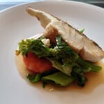 ベルエキップ - お魚メイン
      刺し身用のスズキのポワレ