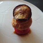 ベルエキップ - 前菜1
      瑞浪のボーノポークのラグーを詰めたシュー
      チーズのチップスを退けてみた