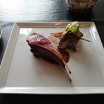 ベルエキップ - お肉メイン
      骨付き子羊の3時間ロティ