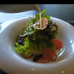 ベルエキップ - 前菜2
      瑞浪の野菜のエミュルション　シェフさんがソースを掛けてる。
      動画からのスクショ（動画はグーグルマップに投稿済み）