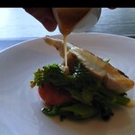 ベルエキップ - お魚メイン
      刺し身用のスズキのポワレにシェアさんがソースを掛けてる
      動画のスクショ（動画はグーグルマップにあり）