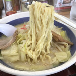 Hachiban Ramen - 麺リフト。食べごたえはあります。