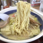 8番らーめん - 麺リフト。食べごたえはあります。