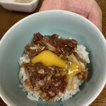 馬加処いとう - 2〜3口くらいのちょうどいい量のユッケ丼！