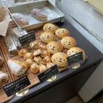 横濱港町ベーカリー玉手麦 - 可愛い動物パン発見。
            んー、あざらし？？
            ハリネズミ？？
            たくさんいるね。
            上の揚げパンも食べたい。（カロリーやば）