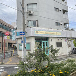 横濱港町ベーカリー玉手麦 - 横浜銀行アイスアリーナからすぐ。
            緑道脇にあります。
            扉色、かわいい。