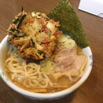 麺や 阿闍梨 - 新みそラーメン＋単品かき揚げ（900円）。かき揚げは別皿で提供されます。