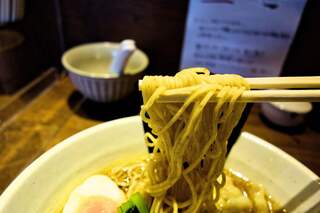 Yakitori Ookawa - 麺はこんな感じ、麺肌に星が確認できるから、多分全粒粉小麦の麺なんだと思う。多分だけど。