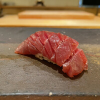 鮨裕 - 赤身
                    香りが抜けると旨味が広がりシャリの酸味が受け止める。こちらもこだわりの厚切りのためしっかり包丁を入れて食べやすくされています。