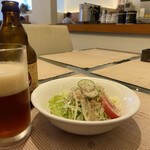 シジュウ - 小樽ビール、サラダ