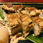 旬味 泰平 - 「穴子ずし」鱧てりのように、隠し包丁で身を裂かせて食感を楽しませてくれ、フンワリとしており美味しい！
