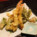 旬味 泰平 - 「盛り合わせ天麩羅」海老が有頭で海老味噌も味わえ絶品！天麩羅びっくりするくらい美味しいです〜。
      天麩羅専門店以上の衣といい揚げ具合も良し！