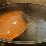 しゃぶ葉 - 「基本の白だし」+「赤チゲ味噌だし」を選択しました。